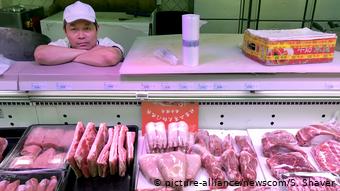 Мясной отдел в пекинском супермаркете: большой выбор свинины