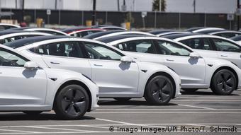 Электромобили Tesla на территории завода комапнии в Фримонте ждут отправки покупателям