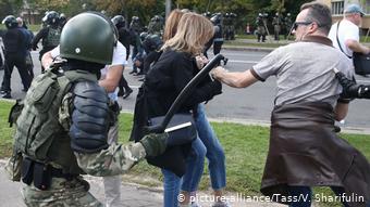 Омоновцы бьют в Минске демонстрантов