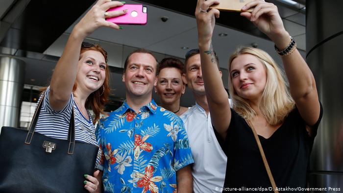 Дмитрий Медведев фотографируется с девушками 