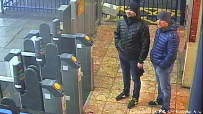 Александр Петров и Руслан Боширов в кадре с камеры наблюдения