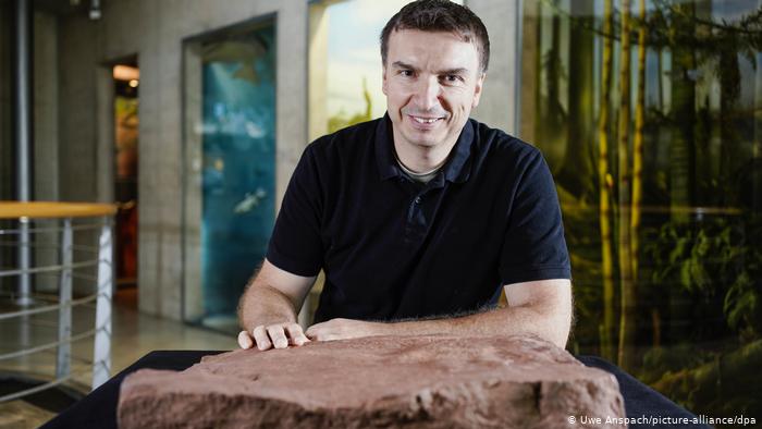 Директор музея Геоскоп Себастьян Фойгт (Sebastian Voigt) и новый палеонтологический экспонат 