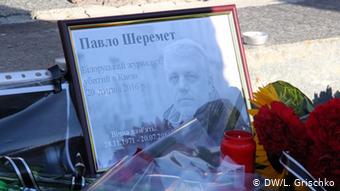 Фото Павла Шеремета, рядом с которым свеча и цветы
