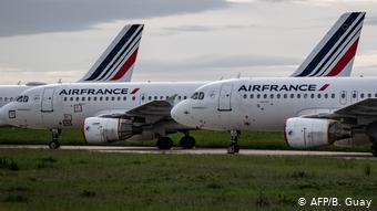 Самолеты Air France стоят на приколе в парижском аэропорту Шарль-де-Голль
