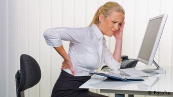 Боли в спине - не единственная проблема, вызванная долгим сидением