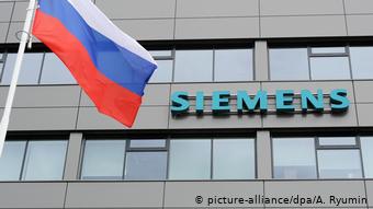 Эмблема Siemens на здании и российский флаг