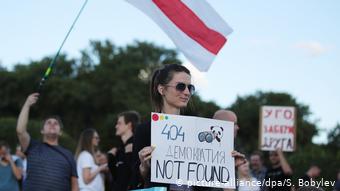 Девушка с плакатом в поддержку сотрудников компании PandaDoc в ходе акции 4 сентября в Минске