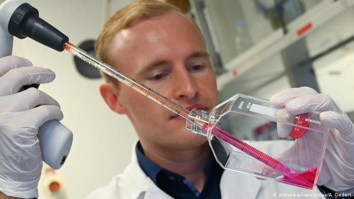 Ученый в немецкой лаборатории работает над созданием вакцины против коронавируса
