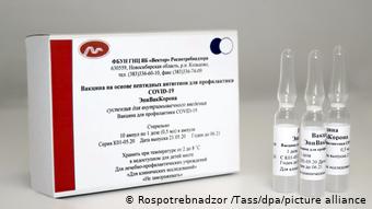 Упаковка второй зарегистрированной в России вакцины от COVID-19 ЭпиВакКорона 