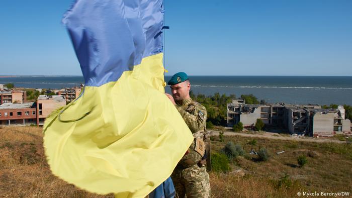 Солдат с украинским флагом в Широкино 