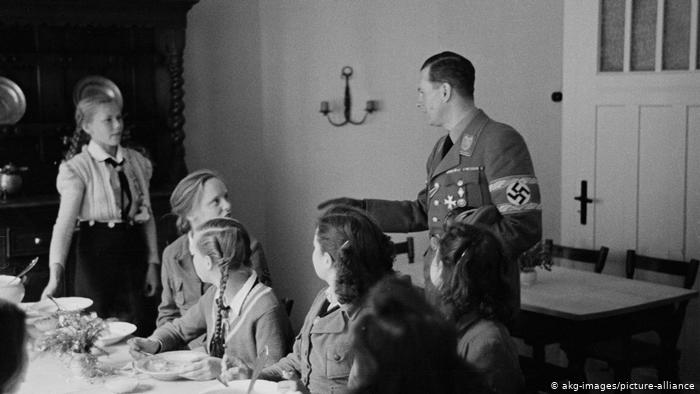 Бальдур фон Ширах во время посещения одного из лагерей