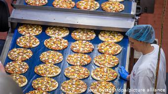 Конвейерное производство пиццы на заводе Dr. Oetker 