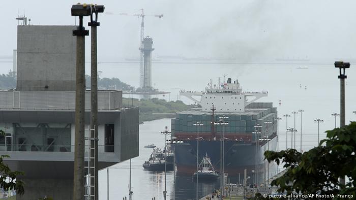 Корабль Cosco Shipping Panama проходит через модернизированный Панамский канал.