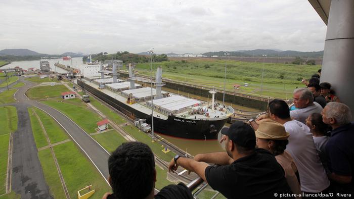 Туристы в Панаме смотрят на корабль