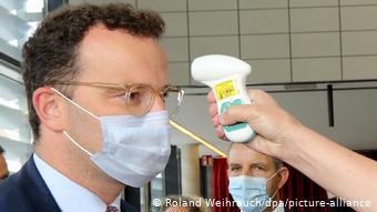 Министру здравоохранения ФРГ Йенсу Шпану меряют температуру 