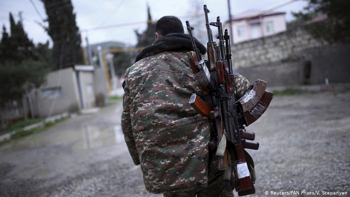 Вооруженный человек в Нагорном Карабахе 