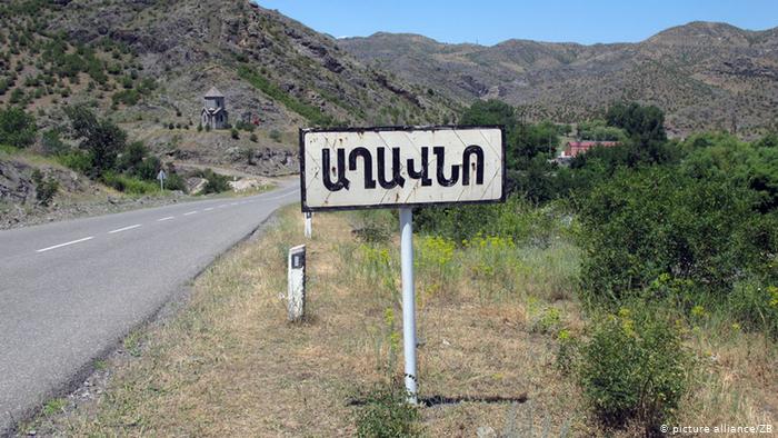 Дорожный указатель на армянском языке