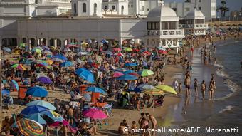 Пляж с туристами с испанском Кадисе летом 2020