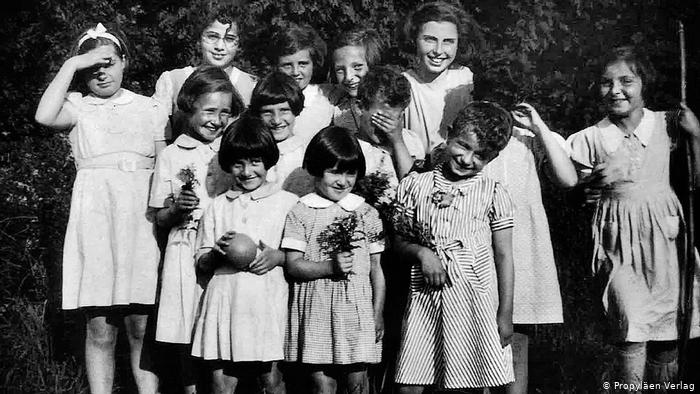 Алиса Урбах со своими воспитанницами - сиротами из детского дома в Англии