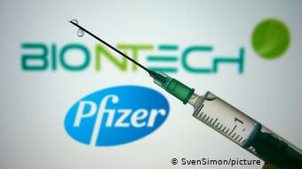 Шприц и логотипы компаний BioNTech и Pfizer 