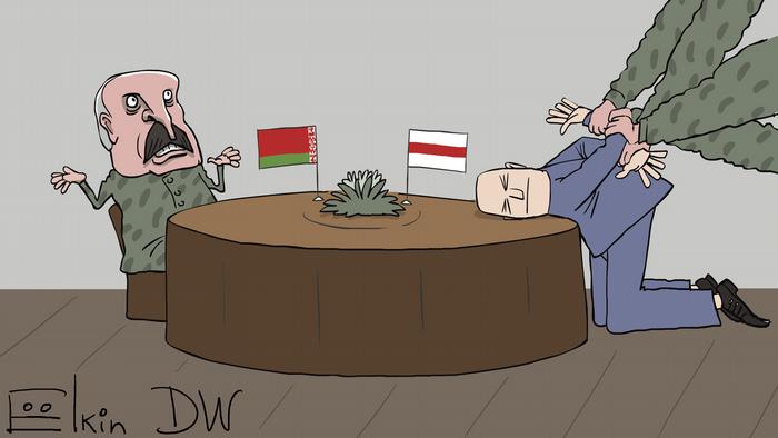 Лукашенко сидит за столом, с другой стороны которого на коленях и с руками за спиной стоит оппозиционер, положив голову на стол