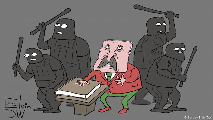 Омоновцы с дубинками вокруг Лукашенко, который положил руку на конституцию и принимает присягу