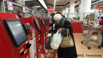 Женщина в супермаркете с корзинкой для товаров
