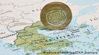 Монета номиналом в один евро на карте Греции