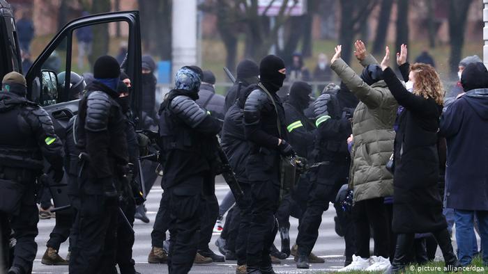 ОМОН задерживает участников протеста в Минске 