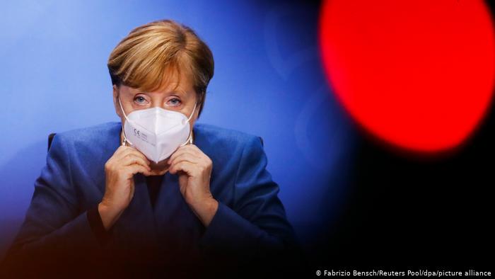 Ангела Меркель в маске