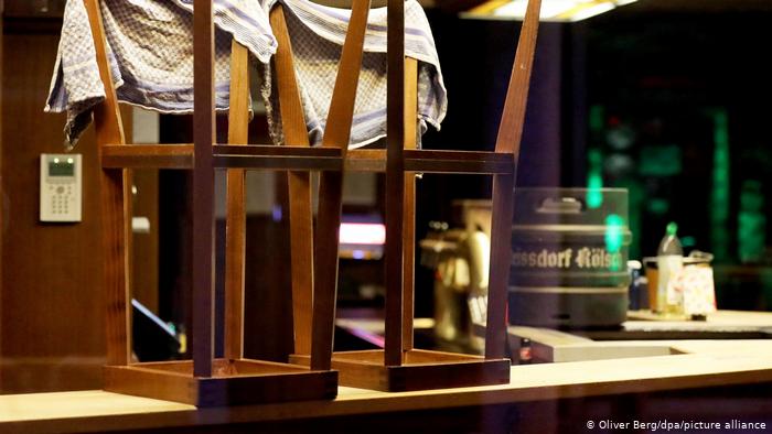 Перевернутые стулья на барной стойке в одном из ресторанов Германии