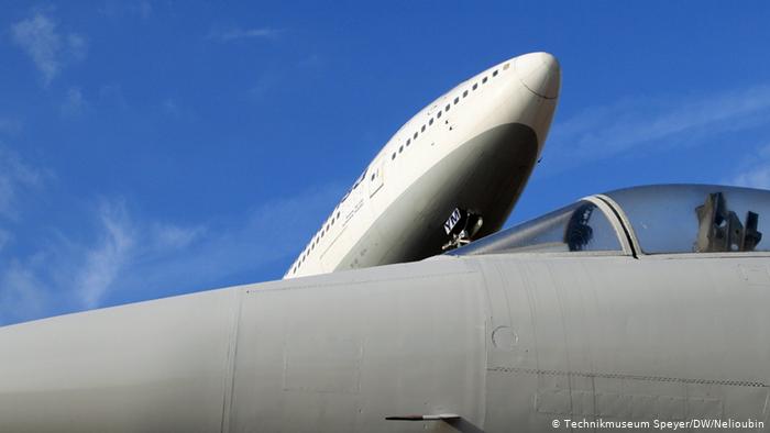 Один из военных самолетов в музее и Boeing 747