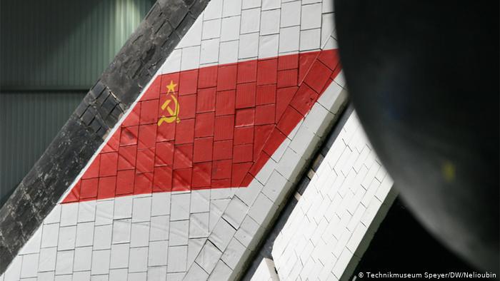 Советский флаг на хвосте БТС-002 в Шпайере