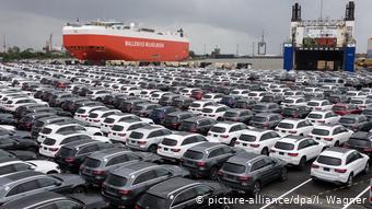 Немецкие автомобили в порту Бремерхафена готовы к отправке на экспорт 