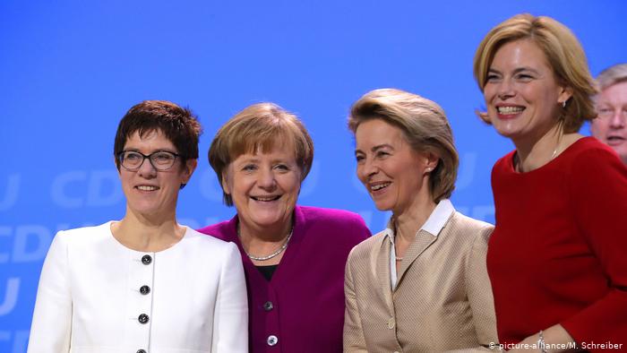 Слева направо: Аннегрет Крамп-Карренбауэр, Ангела Меркель, Урсула фон дер Ляйен, Юлия Клёкнер