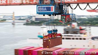 Кран с контейнером в Гамбургском порту