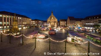Пустая площадь в Нюрнберге, где обычно проходит знаменитый рождественский рынок