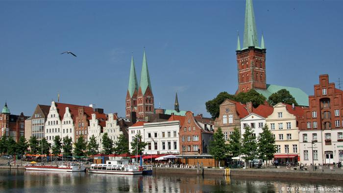 Вид на Старый город с колокольнями церквей Святого Петры и Девы Марии