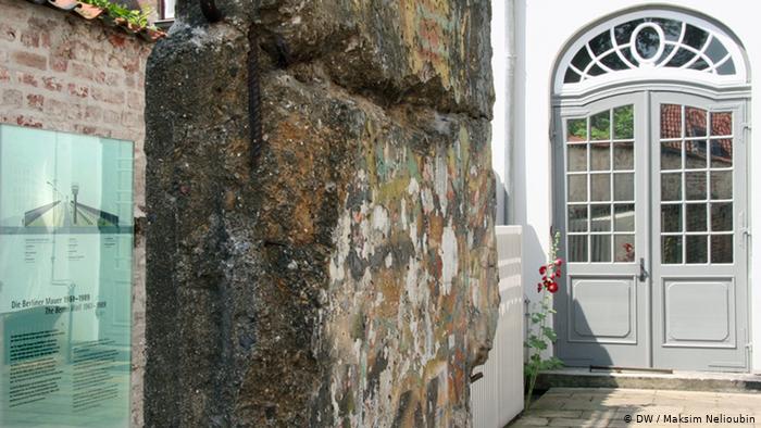 Фрагмент Берлинской стены во дворе Willy-Brandt-Haus Lübeck
