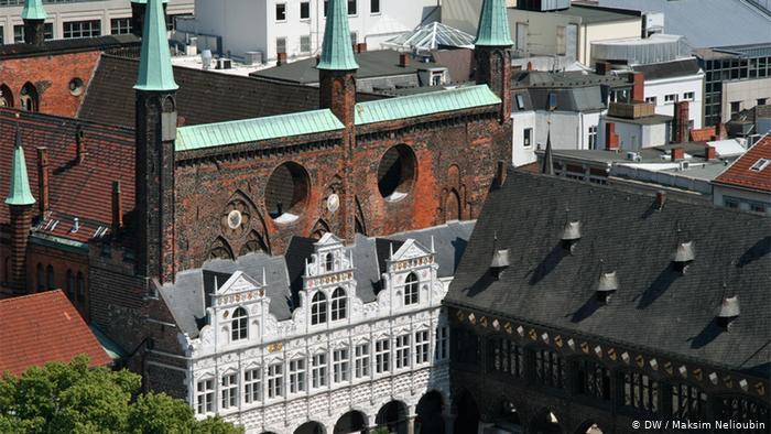 Вид на городскую ратушу в Любеке с колокольни церкви Святого Петра