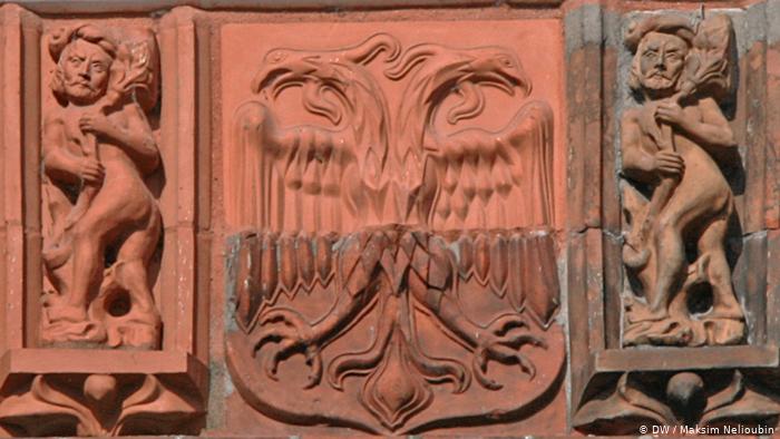 Терракотовые плитки на Голштинских воротах