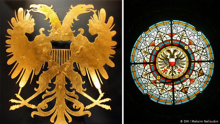 Имперский орел и мозаичное окно в ратуше