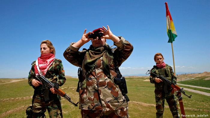 Kurdinnen und Jesidinnen beobachten IS-Kämpfer in der Nähe von Mosul (Foto: REUTERS/Ahmed Jadallah)