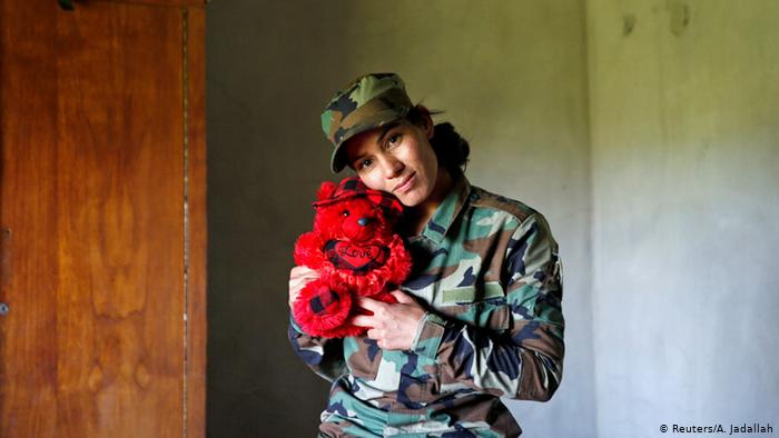 Die jesidische Kämpferin Asema Dahir mit einem Teddybär
(Foto: REUTERS/Ahmed Jadallah)