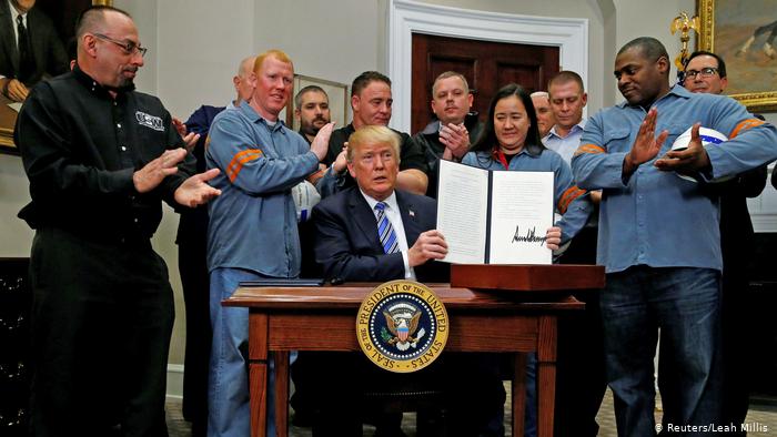 Трамп показывает подписанный им указ о введении таможенных пошлин на ввозимые в США сталь и алюминий