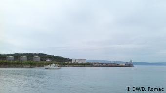 Хорватия, остров Крк. Береговые сооружения для приема плавучего СПГ-терминала