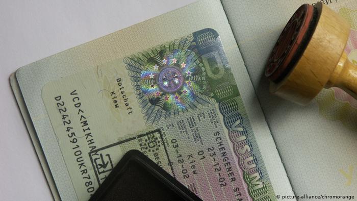 Паспорт с шенгенской визой лежит на столе