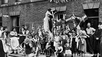Британцы радуются победе над нацистской Германией