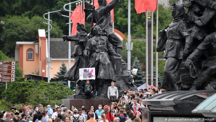 Массовая акция в поддержку участников протестов в Хабаровске во Владивостоке 18 июля 2020 года.