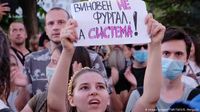 Одна из участниц протеста в поддержку бывшего губернатора Хабаровского края Сергея Фургала в Хабаровске держит плакат с лозунгом Виновен не Фургал, а система.